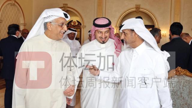 萨尔曼(左)、梅沙尔(中)与卡塔尔足协主席塔尼(右).png